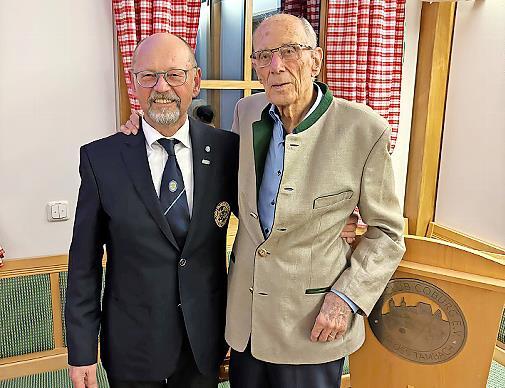 Eine seltene Auszeichnung erhielt Andreas Höllein (links) für 20 Jahre Präsidentschaft im Golf Club Coburg Schloss Tambach – das Verdienstabzeichen des Deutschen Golf Verbandes. Gründungspräsident Günter Kammerscheid (100) gratulierte.