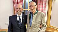 Eine seltene Auszeichnung erhielt Andreas Höllein (links) für 20 Jahre Präsidentschaft im Golf Club Coburg Schloss Tambach – das Verdienstabzeichen des Deutschen Golf Verbandes. Gründungspräsident Günter Kammerscheid (100) gratulierte.