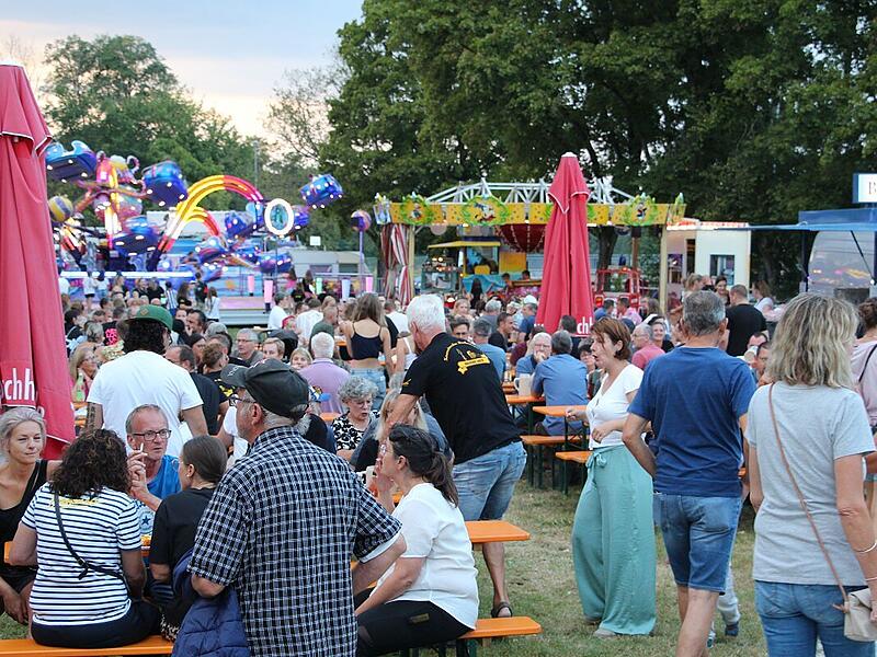 Im Biergarten auf der Kerwa in Buckenhofe ist noch einmal so viel los wie im Zelt.