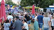 Im Biergarten auf der Kerwa in Buckenhofe ist noch einmal so viel los wie im Zelt.