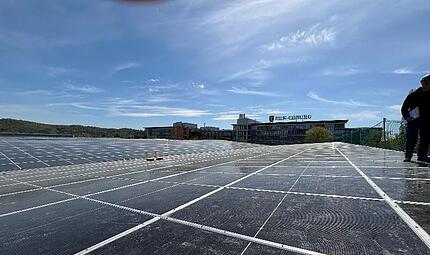 Photovoltaikanlage bei der HUK in Coburg Die HUK investiert am Standort Bertelsdorfer Höhe in Coburg: Auf einer Fläche von 19.000 Quadratmetern wurde eine riesige Photovoltaikanlage errichtet.