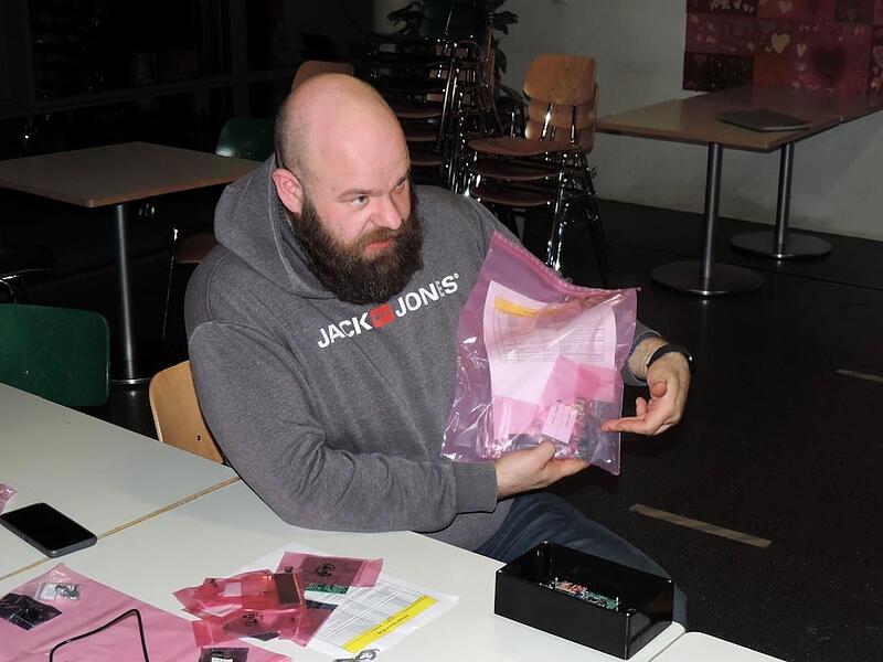 Fabian Kramer erklärt die digitalen Bausätze. Fabian Kramer erklärt die digitalen Bausätze.