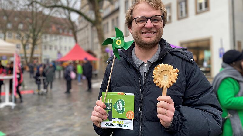 Luis Reithmeier ist Vorstandssprecher von Gr&uuml;nes Bamberg und auch im Stra&szlig;enwahlkampf der Gr&uuml;nen aktiv - mit Waffelsonnenblume und Windm&uuml;hle aus Papier.