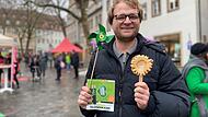 Luis Reithmeier ist Vorstandssprecher von Gr&uuml;nes Bamberg und auch im Stra&szlig;enwahlkampf der Gr&uuml;nen aktiv - mit Waffelsonnenblume und Windm&uuml;hle aus Papier.