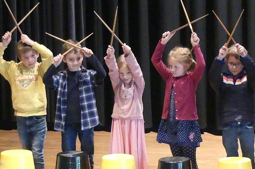 &bdquo;Body & Bucket Percussion&ldquo;: Die Kinder der Trommelkurse der Musikschule Herzogenaurach.