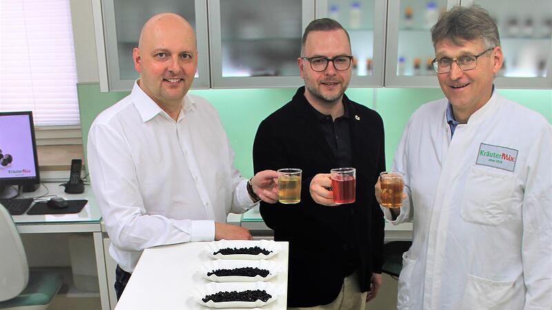 Die ganze Welt bei „Kräuter Mix“: Pressesprecher Michael Kämmerer, geschäftsführender Gesellschafter Bernhard Mix und Sensoriker Peter Wendel (von links) probieren sich durchs Tee-Sortiment. Die ganze Welt bei „Kräuter Mix“: Pressesprecher Michael Kämmerer, geschäftsführender Gesellschafter Bernhard Mix und Sensoriker Peter Wendel (von links) probieren sich durchs Tee-Sortiment. 