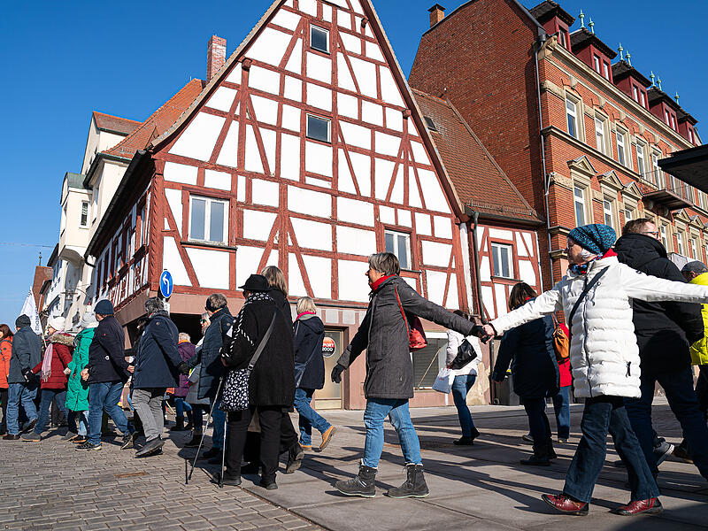 Die sch&ouml;nsten Impressionen von der Menschenkette der Omas gegen Rechts am 8. Februar in Forchheim.