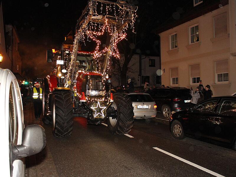 Weit &uuml;ber 50 Landwirte aus der ganzen Region setzten in H&ouml;chstadt ein beeindruckendes Zeichen des Frohsinns.