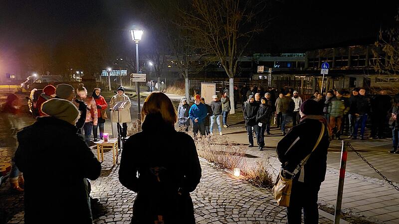Eine Art Gebetskreis hatte sich am Mittwochabend vor der Demonstration der Gegner der Corona-Ma&szlig;nahmen in der N&auml;he des Bahnhofes am Parkplatz versammelt &ndash; als religi&ouml;se Veranstaltung abgesegnet. Gebetet wurde f&uuml;r die an den Folgen der Impfung Leidenden.