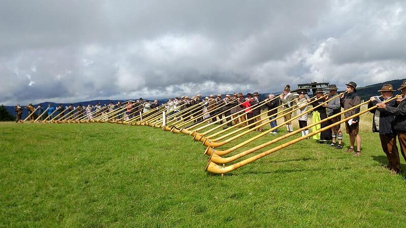 Zum 25-jährigen Bestehen spielten die „Alphornbläser Schwarze Berge“ zusammen mit Bläsern der befreundeten Alphornvereine an der Kissinger Hütte. Zum 25-jährigen Bestehen spielten die „Alphornbläser Schwarze Berge“ zusammen mit Bläsern der befreundeten Alphornvereine an der Kissinger Hütte.