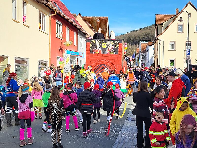 Viel los war am Faschingsdienstag, 4. März 2025, beim Faschingszug in Bad Brückenau.