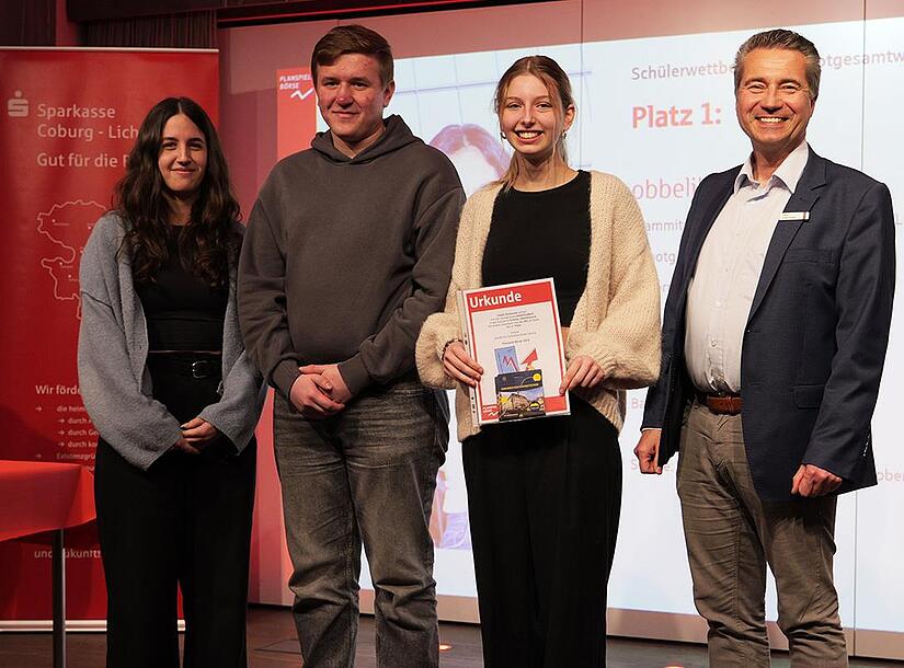 In der Schülerwertung erreichte das Team „obbelihobbeli“ von der FOS Coburg den 1. Platz. Frank Angermann (rechts) von der Sparkasse war einer der ersten Gratulanten.