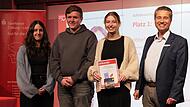 In der Schülerwertung erreichte das Team „obbelihobbeli“ von der FOS Coburg den 1. Platz. Frank Angermann (rechts) von der Sparkasse war einer der ersten Gratulanten.