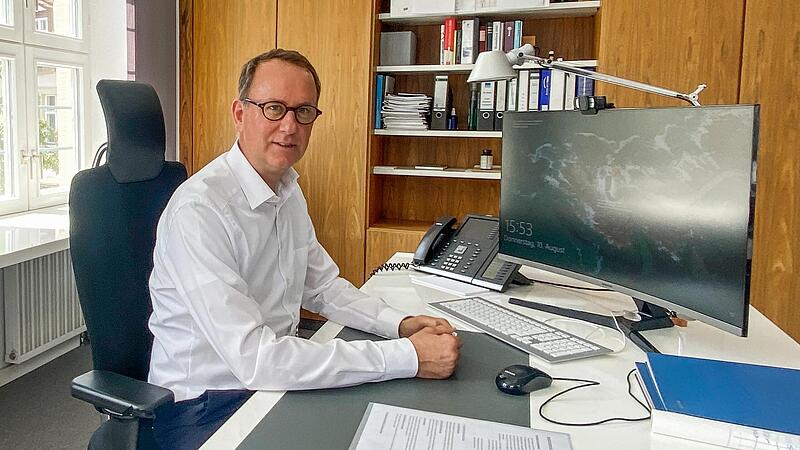 Der Bamberger Stadtbau-Gesch&auml;ftsf&uuml;hrer Veit Bergmann sorgte mit dubiosen Feng-Shui-Kraftsteinen und Klangschalen-Zeremonien f&uuml;r Wirbel in Bamberg. Nun stellte er sich den Fragen im Stadtbau-Aufsichtsrat.