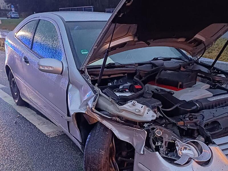 An beiden unfallbeteiligten Autos entstand Totalschaden.