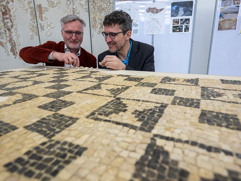 Augsburg pr&auml;sentiert restauriertes r&ouml;misches Mosaik