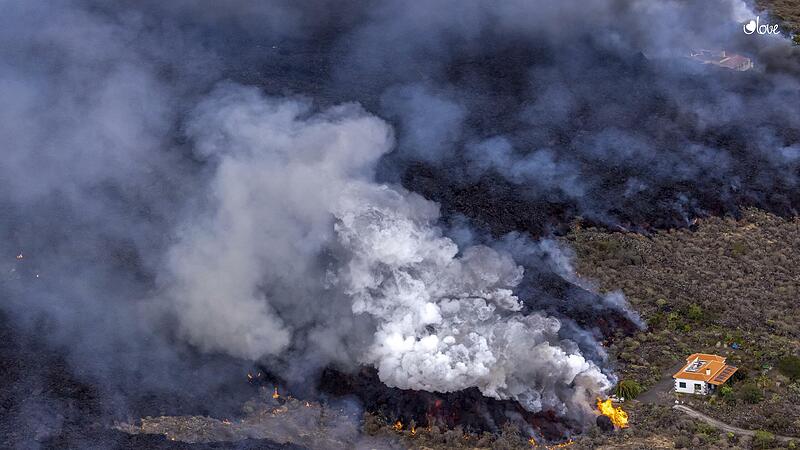 Nur noch wenige Meter trennt dieses Haus vom Lavastrom. Am Sonntag war auf La Palma ein Vulkan ausgebrochen.