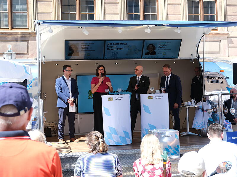 Main-Post-Redakteur Benedikt Borst (von links) moderierte auf dem Bad Kissinger Rathausplatz die Diskussion mit Landtagspräsidentin Ilse Aigner, Oberbürgermeister Dirk Vogel und Landrat Mario Götz. Main-Post-Redakteur Benedikt Borst (von links) moderierte auf dem Bad Kissinger Rathausplatz die Diskussion mit Landtagspräsidentin Ilse Aigner, Oberbürgermeister Dirk Vogel und Landrat Mario Götz.