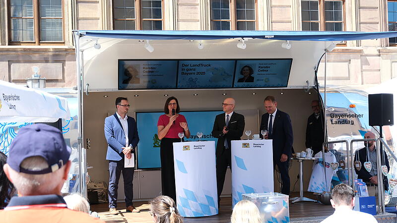 Main-Post-Redakteur Benedikt Borst (von links) moderierte auf dem Bad Kissinger Rathausplatz die Diskussion mit Landtagspr&auml;sidentin Ilse Aigner, Oberb&uuml;rgermeister Dirk Vogel und Landrat Mario G&ouml;tz.