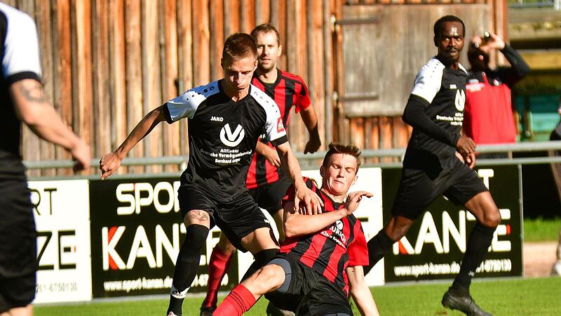 Der Baiersdorfer Oliver Thein (rechts) gr&auml;tscht dem Mistelfelder Sascha Habermann den Ball vom Fu&szlig;.