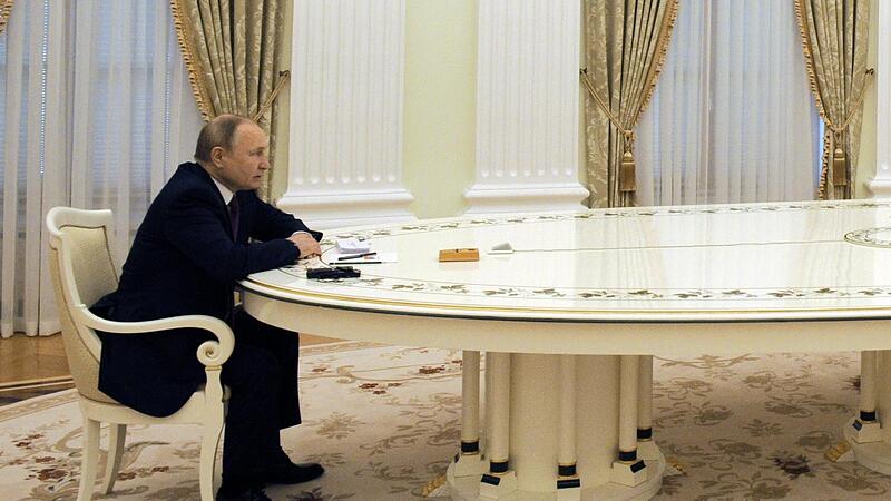 Putin hat sich  in die Isolation man&ouml;vriert.   Der schnelle Sieg hat nicht geklappt, und die Welt schlie&szlig;t die Reihen gegen den russischen Diktator.