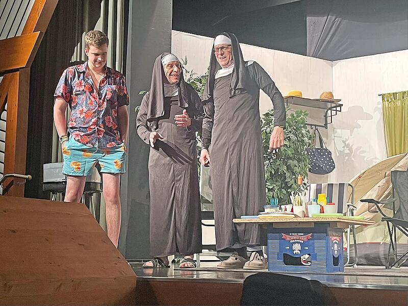 Sohn Klaus (Julius Dietz) mit den falschen Nonnen (Georg Markert und Rudi Klos, von links).