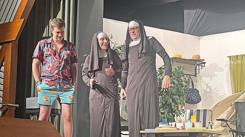 Sohn Klaus (Julius Dietz) mit den falschen Nonnen (Georg Markert und Rudi Klos, von links).