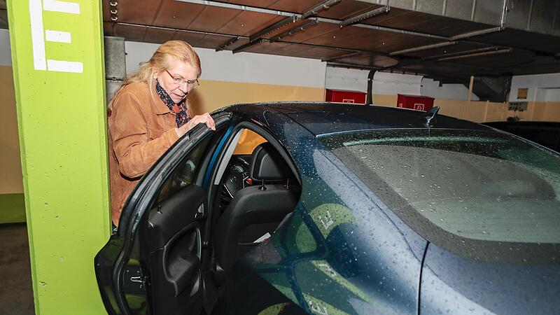 Annemarie Tretter quetscht sich in der Tiefgarage Geyersw&ouml;rth aus ihrem Opel Insignia. Wegen der St&uuml;tzpfeiler lassen sich die T&uuml;ren kaum noch &ouml;ffnen.