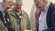 Walter Hartmann und Friedrich Mährlein vom BN Bad Kissingen überreichen die Zusammenfassung und CD ihrer botanischen Kartierungen aus dem Landkreis Bad Kissingen an Prof. Lenz Meierott.