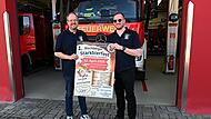 Der Verein der Freiwilligen Feuerwehr Bischberg, hier vertretend durch die beiden Vorsitzenden Roland Madl (rechts) und Michael Schrott, lädt zum ersten Starkbierfest in der Gemeinde.
