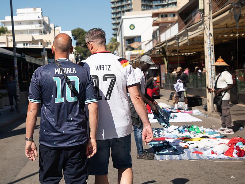 Verkauf gef&auml;lschter Trikots auf der Stra&szlig;e