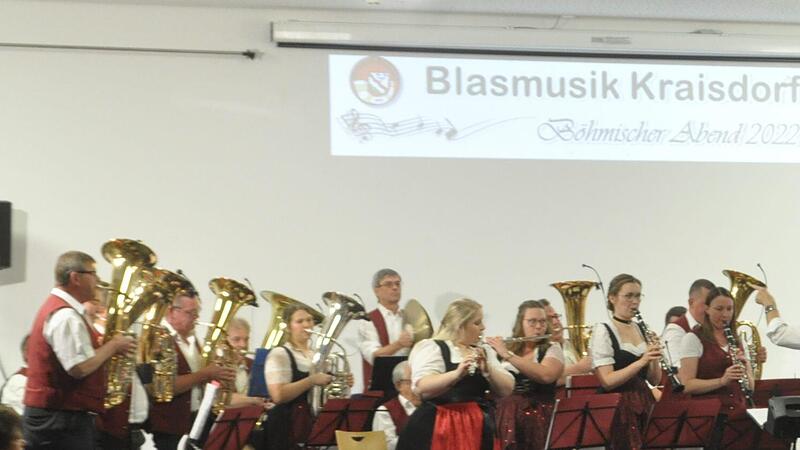 Die 30 Musikanten der Blasmusik Kraisdorf mit Dirigent Gerhard Eller