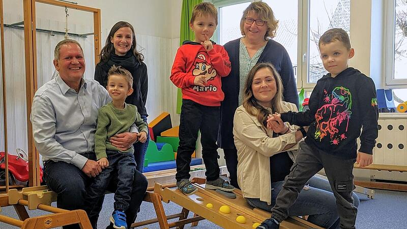 Auf dem Bewegungsmaterial kann man auch sitzen &ndash; wie hier (von links) Horst Waldner, Pr&auml;sident des Lions Clubs Bad Kissingen, Elternbeiratsvorsitzende Marieke Krug, Kindergarten-Gesamtleiterin Manuela Sauer und Kindergartenleiterin Karina Kralle m...