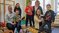 Auf dem Bewegungsmaterial kann man auch sitzen &ndash; wie hier (von links) Horst Waldner, Pr&auml;sident des Lions Clubs Bad Kissingen, Elternbeiratsvorsitzende Marieke Krug, Kindergarten-Gesamtleiterin Manuela Sauer und Kindergartenleiterin Karina Kralle m...