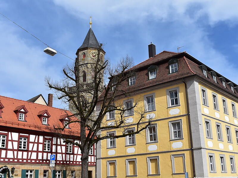 Im Rathaus beschlie&szlig;t der Gemeinderat Neunkirchen am Brand den Haushalt 2026.