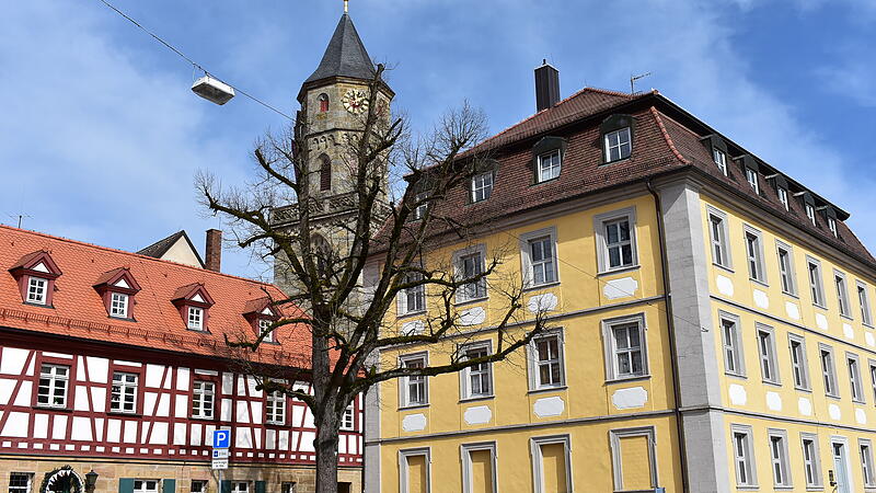 Im Rathaus beschlie&szlig;t der Gemeinderat Neunkirchen am Brand den Haushalt 2026.
