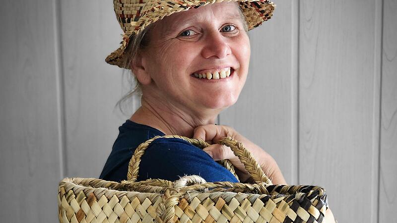 Rita Baker ist Expertin f&uuml;r neuseel&auml;ndische Flechttechniken. Hier hat sie einen ihrer selbst gemachten H&uuml;te aufgesetzt und tr&auml;gt einen Rucksack, den sie aus dem Flachs (Phormium Tenax), der in ihrer Wahlheimat w&auml;chst, herstellt. Das Material f&uuml;r i...