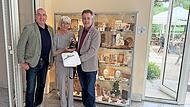 Erster B&uuml;rgermeister Andreas Sandwall (links), Sammlerin Maria Schmitz und Kurdirektor Thomas Beck vor der Ausstellung &bdquo;Holzmodel f&uuml;r Geb&auml;ck&ldquo;.