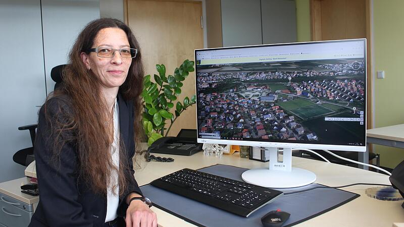 Eva Fr&ouml;hlich, Gesch&auml;ftsleiterin in der Gemeinde Weisendorf, ist begeistert von der Technologie des digitalen Zwillings.