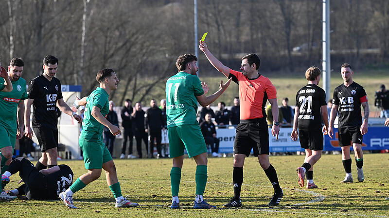 Die Neudrossenfelder haderten mit einigen Enstcheidungen von Schiedsrichter Manuel Steigerwald. Hier sah Michael Sauerstein Gelb.