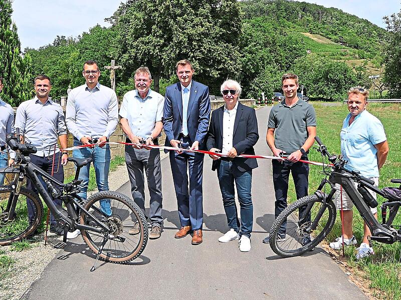 Offizielle Freigabe des neuen Geh- und Radwegs zwischen Krum und Sechsthal (v.l.): Daniel Beiersdorfer, Jan-Michael Derra und Christoph Krause (Ingenieurb&uuml;ro Stubenrauch), Alfons Schanz (Leiter der Tiefbauverwaltung Ha&szlig;berge), B&uuml;rgermeister Marcus...