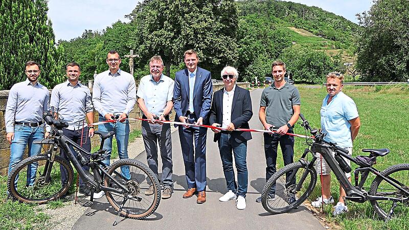 Offizielle Freigabe des neuen Geh- und Radwegs zwischen Krum und Sechsthal (v.l.): Daniel Beiersdorfer, Jan-Michael Derra und Christoph Krause (Ingenieurbüro Stubenrauch), Alfons Schanz (Leiter der Tiefbauverwaltung Haßberge), Bürgermeister Marcus... Offizielle Freigabe des neuen Geh- und Radwegs zwischen Krum und Sechsthal (v.l.): Daniel Beiersdorfer, Jan-Michael Derra und Christoph Krause (Ingenieurbüro Stubenrauch), Alfons Schanz (Leiter der Tiefbauverwaltung Haßberge), Bürgermeister Marcus...