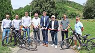Offizielle Freigabe des neuen Geh- und Radwegs zwischen Krum und Sechsthal (v.l.): Daniel Beiersdorfer, Jan-Michael Derra und Christoph Krause (Ingenieurb&uuml;ro Stubenrauch), Alfons Schanz (Leiter der Tiefbauverwaltung Ha&szlig;berge), B&uuml;rgermeister Marcus...