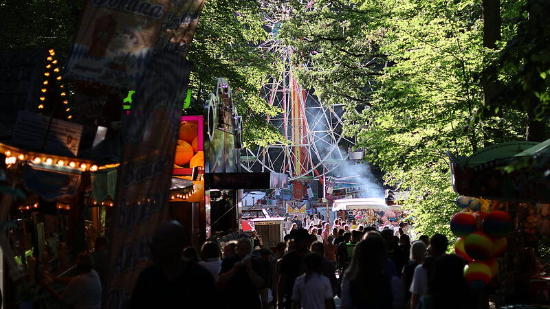 Bildergalerie 3: Nach dem Anstich startet der erste Annafest-AbendBildergalerie 3: Annafest-Anstich 2026
