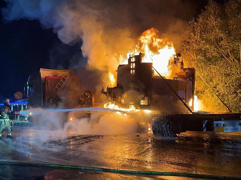 Lkw auf B303 bei Himmelkron in Flammen Lkw auf B303 bei Himmelkron in Flammen