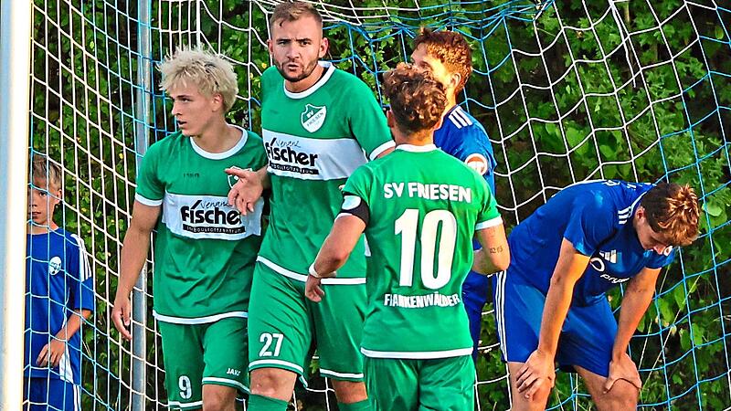 Simon Pfadenhauer, Rico Nassel und Noah Schorn (von links) feiern den Friesener Treffer zum 2:1. Heinrich Weiß Simon Pfadenhauer, Rico Nassel und Noah Schorn (von links) feiern den Friesener Treffer zum 2:1. Heinrich Weiß
