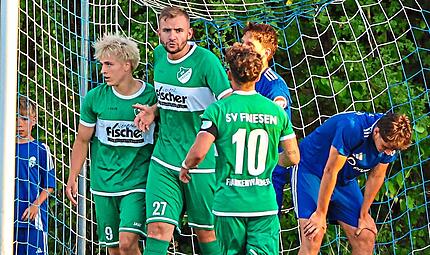 Simon Pfadenhauer, Rico Nassel und Noah Schorn (von links) feiern den Friesener Treffer zum 2:1. Heinrich Wei&szlig;