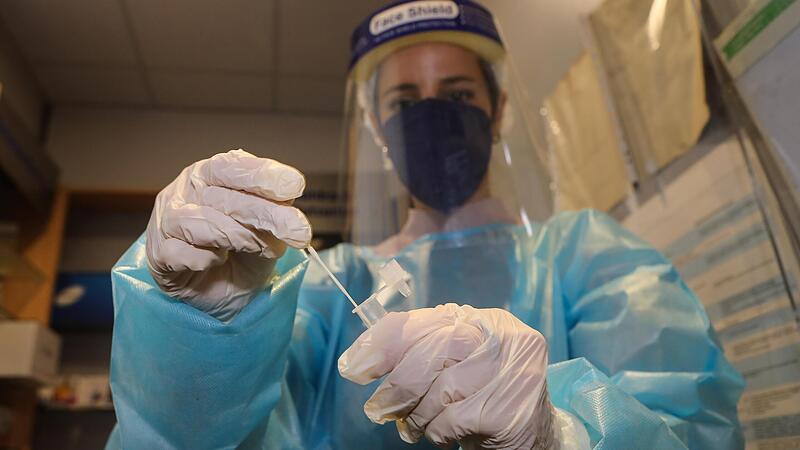 In der Forchheimer Regnitz-Apotheke testet Christina Utzmann mit Antigen-Schnelltests, au&szlig;erdem gibt es dort Selbsttests f&uuml;r zuhause.Forchheim & Fr&auml;nkische Schweiz