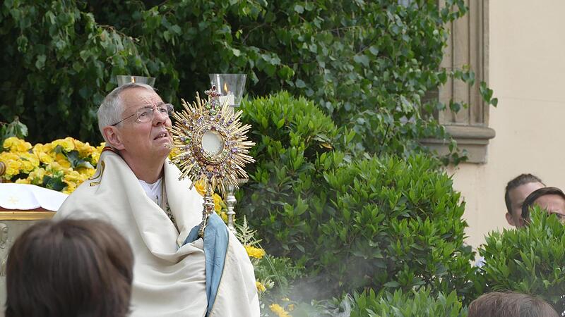 Erzbischof Ludwig Schick spendete den eucharistischen Segen in alle vier Himmelsrichtungen.Erzbischof Schick: Impressionen aus seiner Arbeit