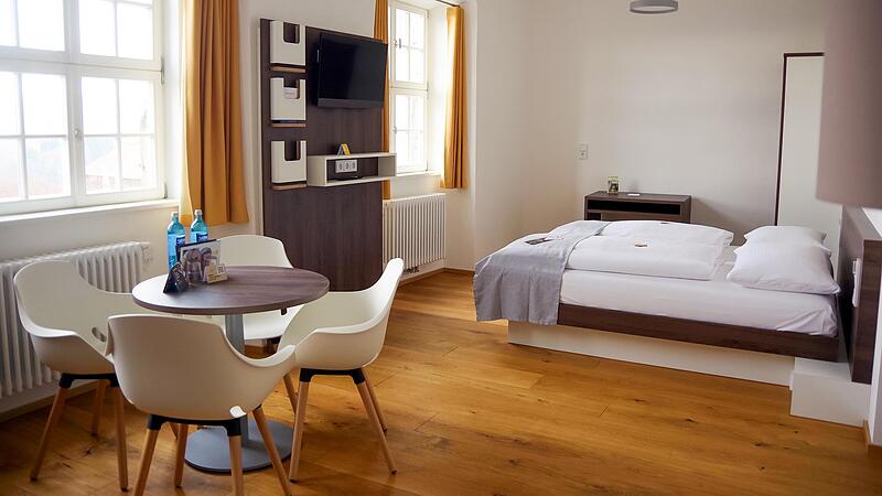 Fertiggestelltes und f&uuml;r den Gast vorbereitetes Zimmer